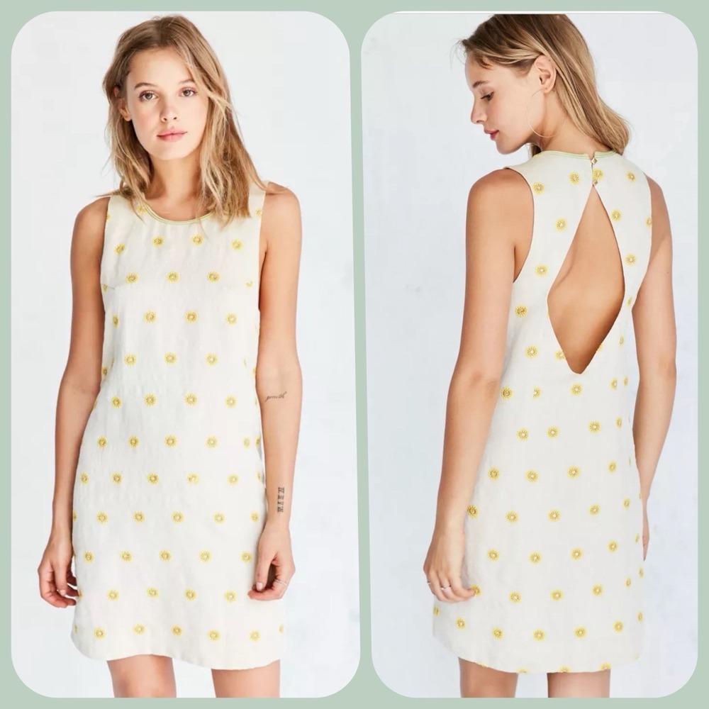 Ecote Sunny Embroidered Mini Shift Dress Sz Medium Flowers Rhinestone Brunch EUC